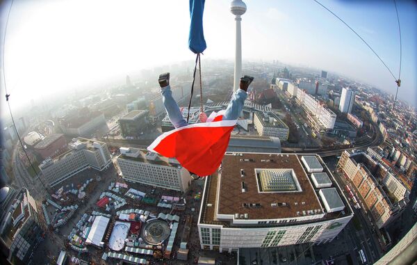 Мужчина в костюме Санта-Клауса в воздухе над Берлином