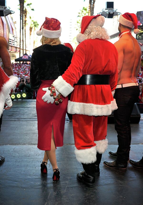 Модель и телеведущая Холли Мэдисон на забеге Санта-Клаусов в Лас-Вегасе