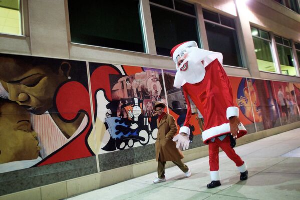 Человек в костюме гигантского Санта-Клауса возвращается домой после церемония украшения елки в штате Пенсильвания