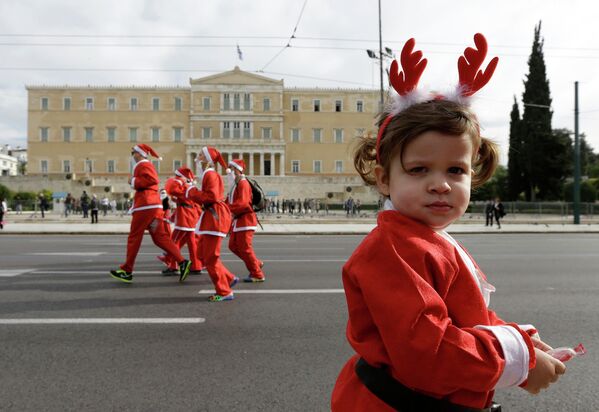 Участники забега Санта-Клаусов в Греции