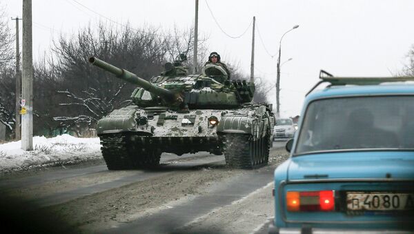 Танк ополченцев на дороге восточнее Донецка