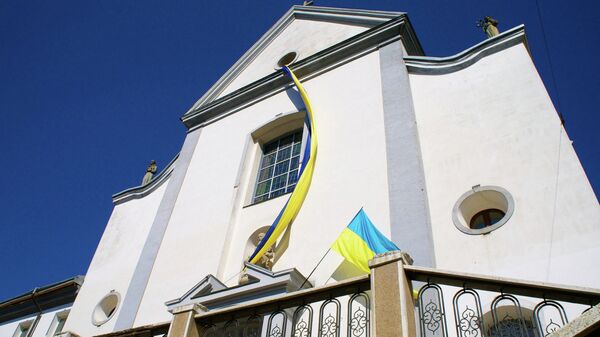 Национальный флаг на здании города Винница, Украина. Архивное фото