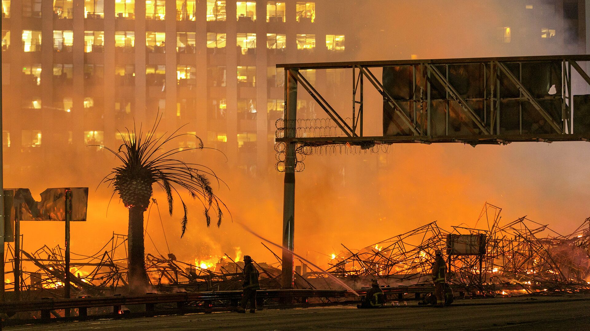 Пожар в строящемся жилом доме в Лос-Анджелесе, США - РИА Новости, 1920, 15.01.2025