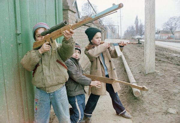 Чеченские дети с игрушечным оружием в пригороде Грозного