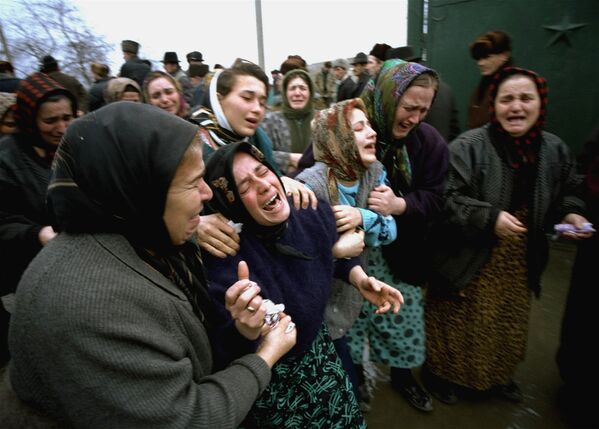 Чеченские женщины оплакивают погибших в результате боевых действий в Грозном