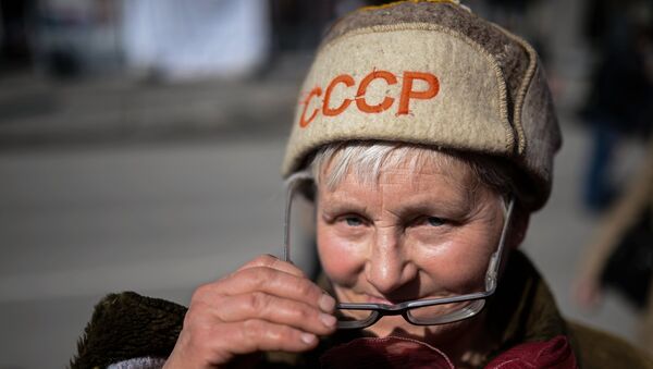 Участница первомайской демонстрации на Красном проспекте в Новосибирске