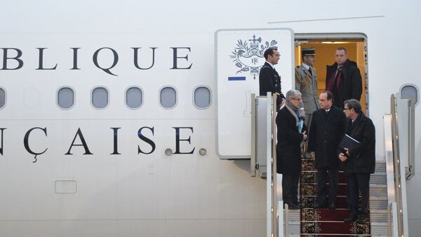 Президент Франции Франсуа Олланд (в центре в первом ряду) перед встречей с президентом России Владимиром Путиным в московском аэропорту Внуково-2
