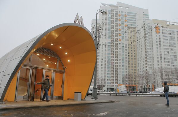 Вход в вестибюль новой станции Тропарево открытой на Сокольнической линии Московского метрополитена