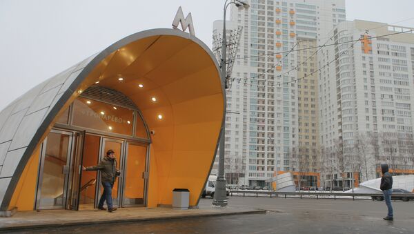 Вход в вестибюль новой станции Тропарево открытой на Сокольнической линии Московского метрополитена. Архивное фото