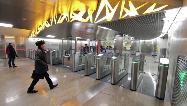Посетители на входе в вестибюль новой станции Тропарево открытой на Сокольнической линии Московского метрополитена
