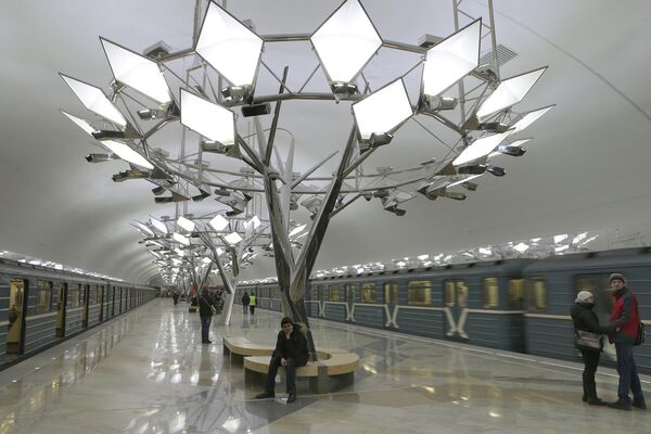 Посетители на платформе новой станции Тропарево открытой на Сокольнической линии Московского метрополитена