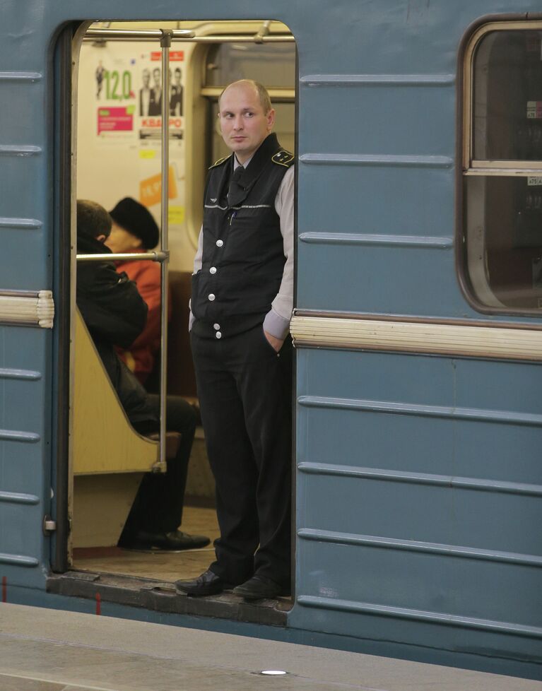 Сотрудник метрополитена в вагоне электропоезда на новой станции Тропарево о