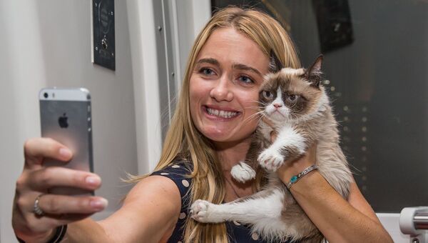 Табата Бандесен и ее Сердитый кот. Архивное фото
