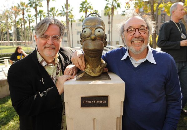 Создатель Мэтт Гроунинг и продюсер Джеймс Л. Брукс на церемонии в честь бронзового бюста Гомера Симпсона