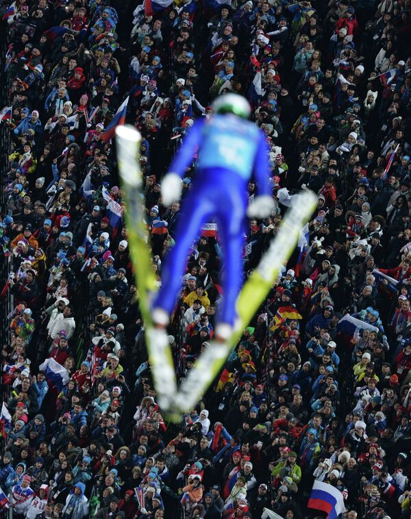 Болельщики на трибунах во время соревнований по прыжкам с трамплина Олимпийских играх в Сочи