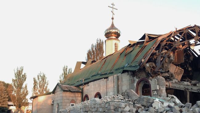 Разрушенная при обстреле церковь в Донецкой области. Архивное фото