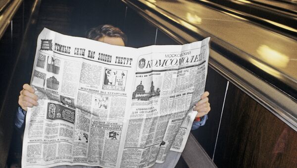 Пассажир московского метро читает газету Московский комсомолец