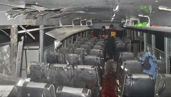 Полицейские на месте взрыва в автобусе в городе Букиднон, Филиппины. 9 декабря 2014