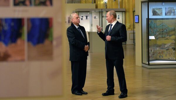 Президент России Владимир Путин и директор Государственного Эрмитажа Михаил Пиотровский