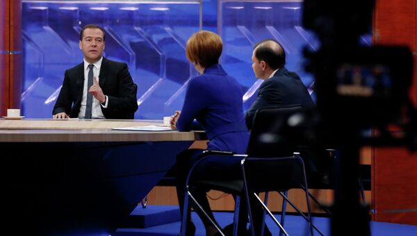 Председатель правительства России Дмитрий Медведев дает интервью по итогам работы правительства в прямом эфире представителям федеральных телеканалов. 10 декабря 2014
