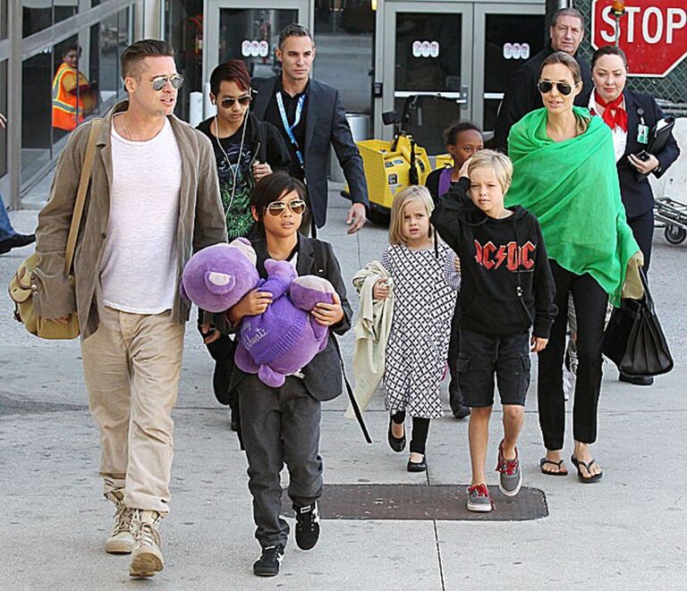 Анджелина Джоли и Брэд Питт с детьми. Лос-Анджелес, 2014 год