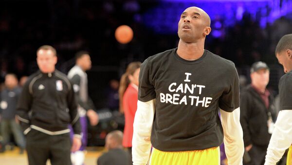 Члены команды Los Angeles Lakers вышли на разминку перед домашней игрой в майках с надписью I cant breathe (Я не могу дышать)