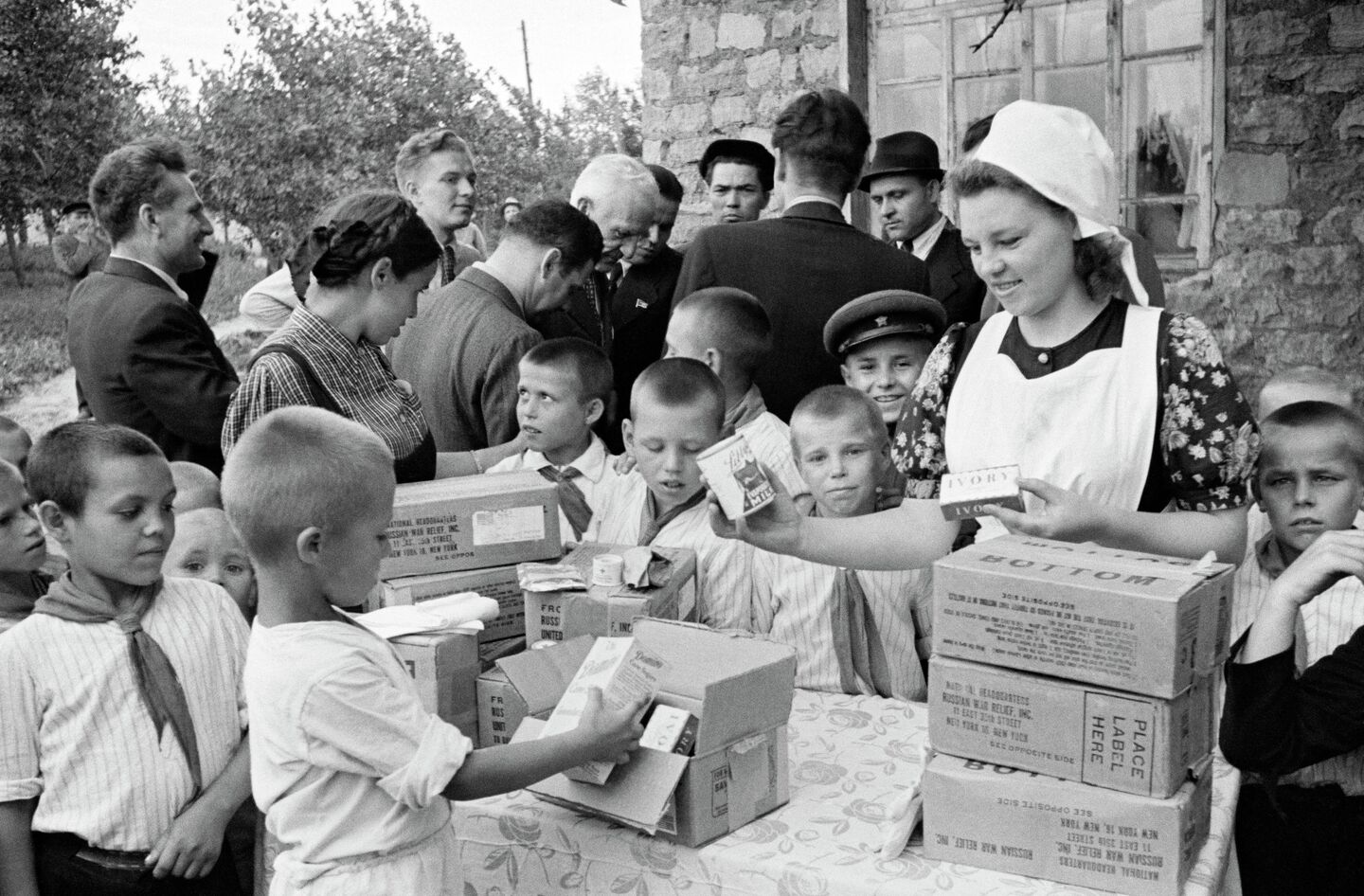 Раздача продуктовых наборов по ленд-лизу Раздача продуктовых наборов по ленд-лизу