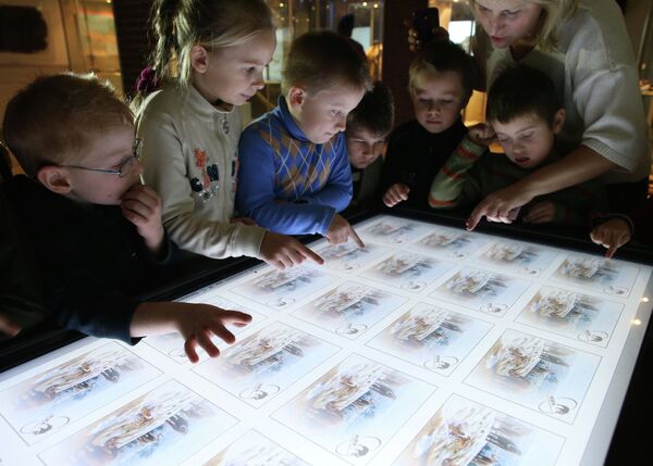 Дети участвуют в интерактивной игре Что ты знаешь о мамонтах