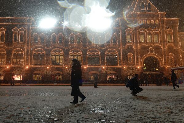 Люди гуляют во время снегопада в Москве