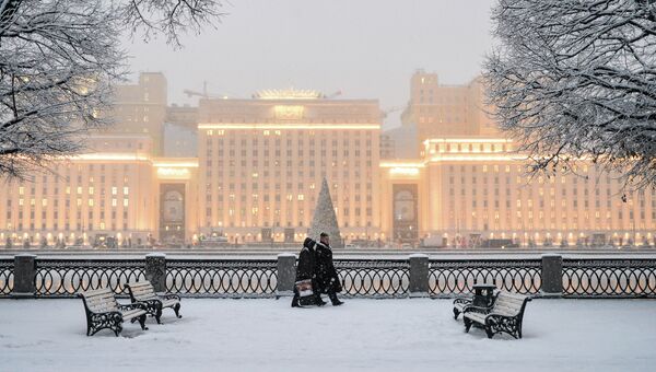Вид на здание Главного штаба сухопутных войск России с Пушкинской набережной в Парке Горького