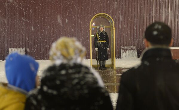 Караульный у Могилы Неизвестного солдата у Кремлевской стены