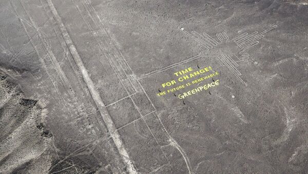 Надпись, сделанная экологами из Greenpeace на плоскогорье Наска в Перу, где расположены знаменитые рисунки