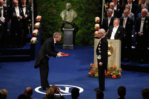 Король Швеции Карл XVI Густав вручает Нобелевскую премия в области химии Уильяму Мернеру