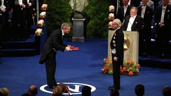 Король Швеции Карл XVI Густав вручает Нобелевскую премия в области химии Уильяму Мернеру