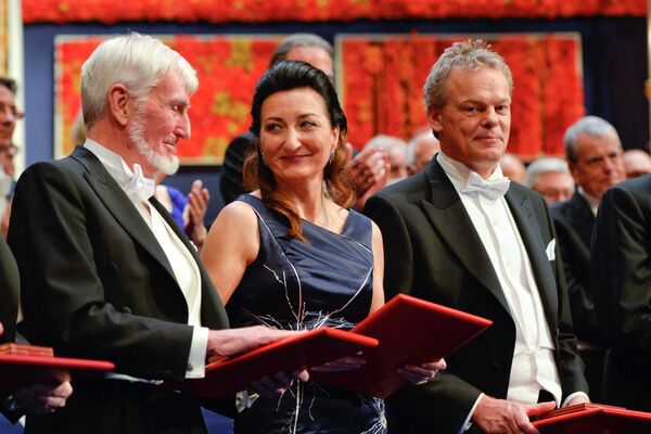 Нобелевские лауреаты Джон О'Киф, Мей-Бритт Мозер и Эдвард Мозер на церемонии награждения