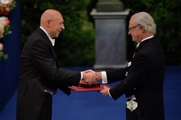 Король Швеции Карл XVI Густав вручает Нобелевскую премия в области химии Стефану Черту