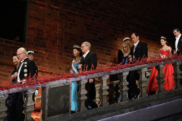 Король Швеции Карл XVI Густав и королева Сильвия с лауреатами Ноболевской премии на банкете