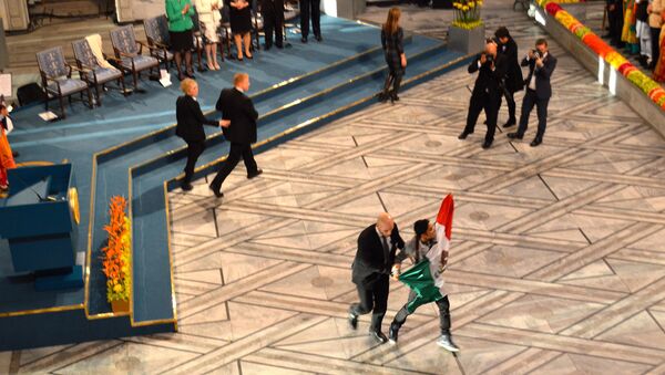 Мужчина с мексиканским флагом выскочил на сцену во время вручения Нобелевской премии мира в Осло