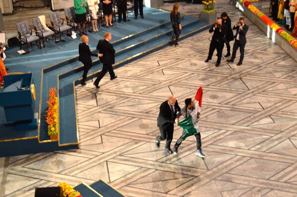 Мужчина с мексиканским флагом выскочил на сцену во время вручения Нобелевской премии мира в Осло