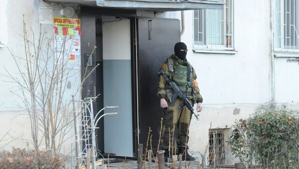 Сотрудник спецподразделения МВД возле дома, где находились террористы. Нальчик, Кабардино-Балкария. Архивное фото