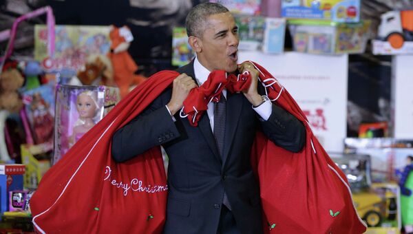 Президент США Барак Обама с подарками к Рождеству для детей военных-пехотинцев