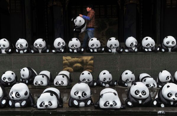 Игрушечные панды на выстаке в Хэфэй, Китай