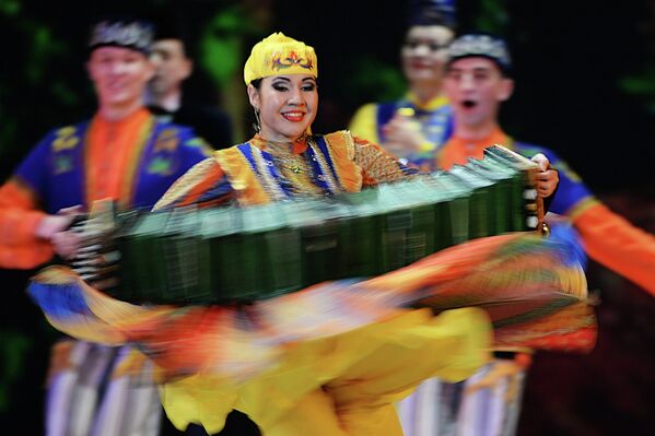 Участники государственного ансамбля песни и танца Татарстана
