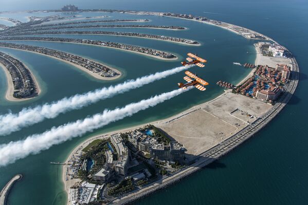 Британская пилотажная группа Breitling Wingwalkers выступает на авиашоу в Дубае