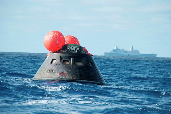 Модуль с экипажем космического аппарата Орион в Тихом океане