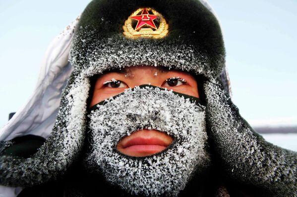 Солдат китайской армии несет службу на границе с Россией