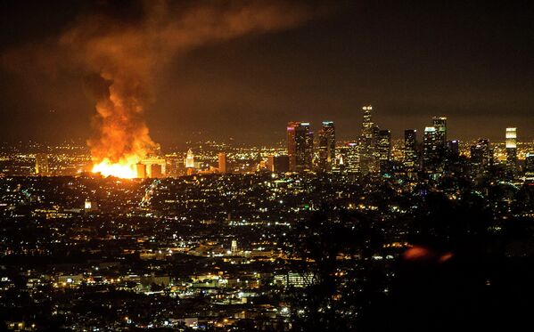 Большой пожар в жилом доме в центре Лос-Анджелеса