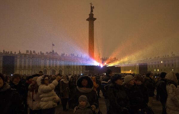 Световое шоу Бал истории в честь 250-летия Эрмитажа на Дворцовой площади в Санкт- Петербурге