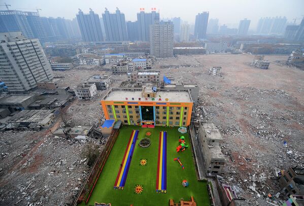 Здание детского сада среди обломков в городе Сиань, Китай. 8 декабря 2014 год