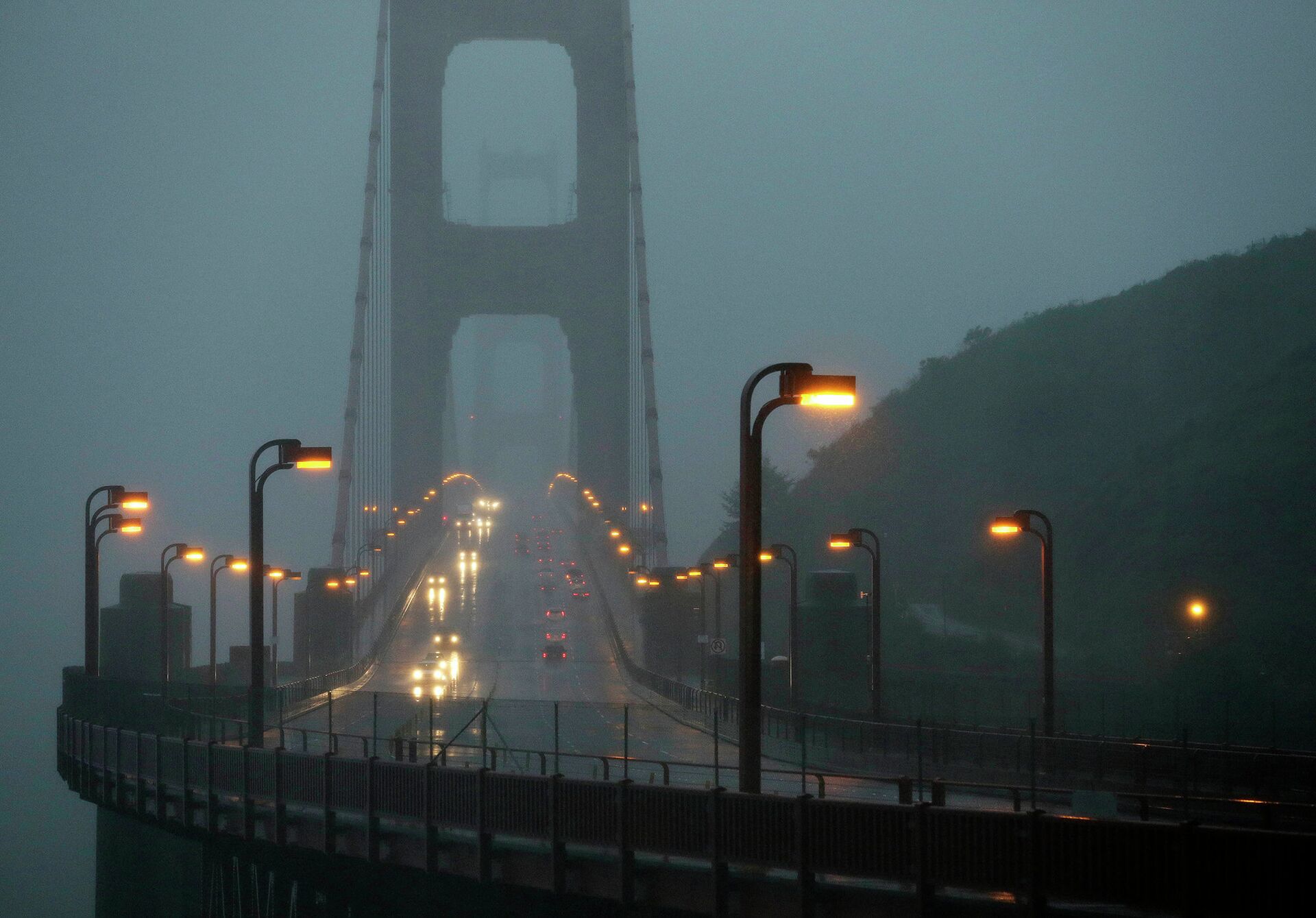 Мост Золотые ворота в Сан-Франциско во время сильного ветра и дождя. 11 декабря 2014 - РИА Новости, 1920, 23.06.2022